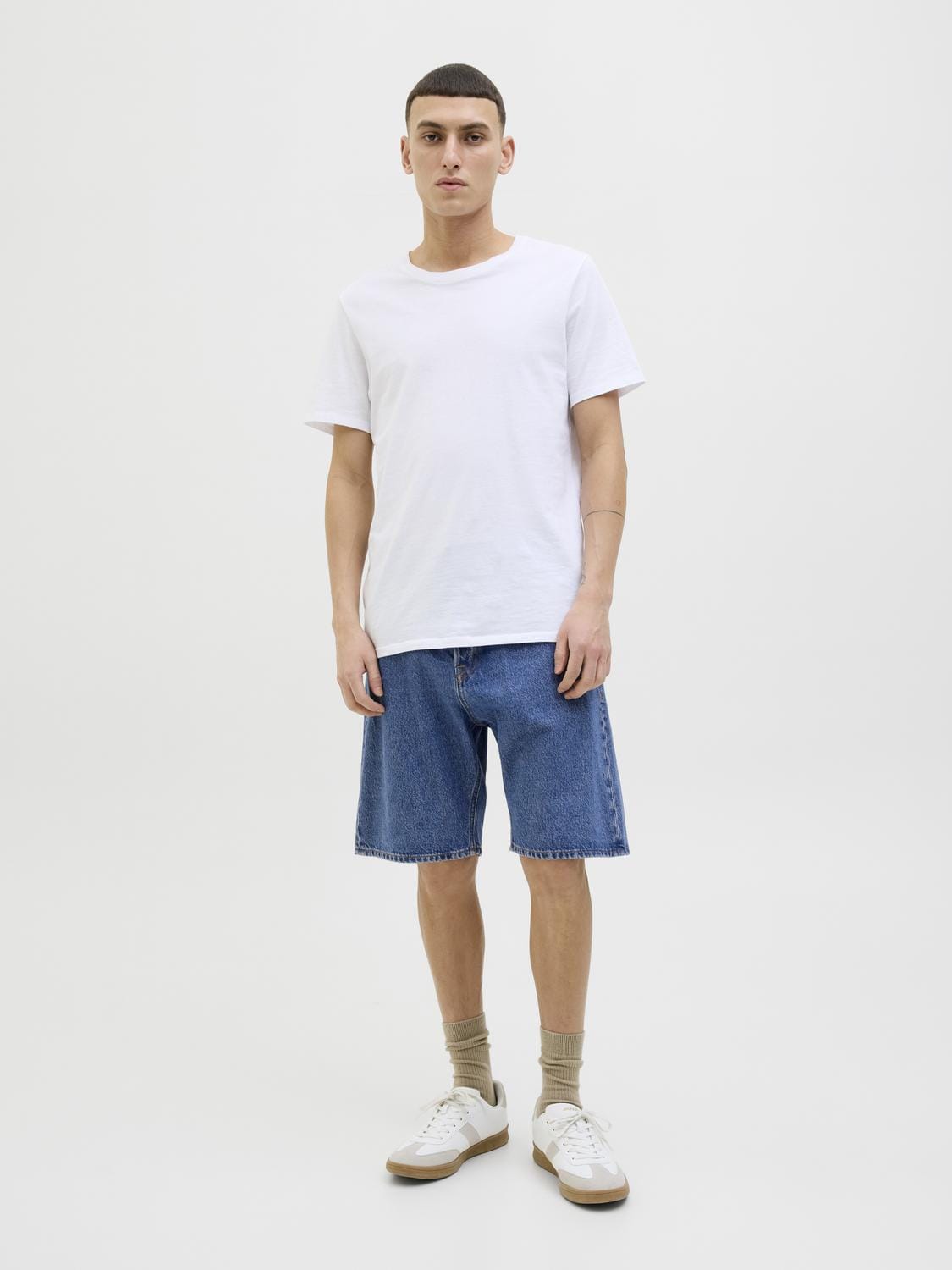 model_shot-front_full